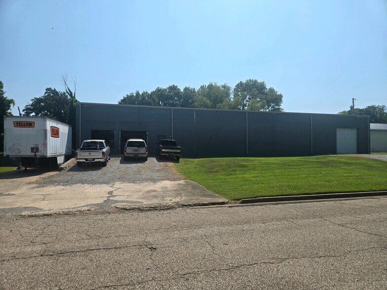 More Photos Of 905 N 1st St, Union City Warehouse For Lease