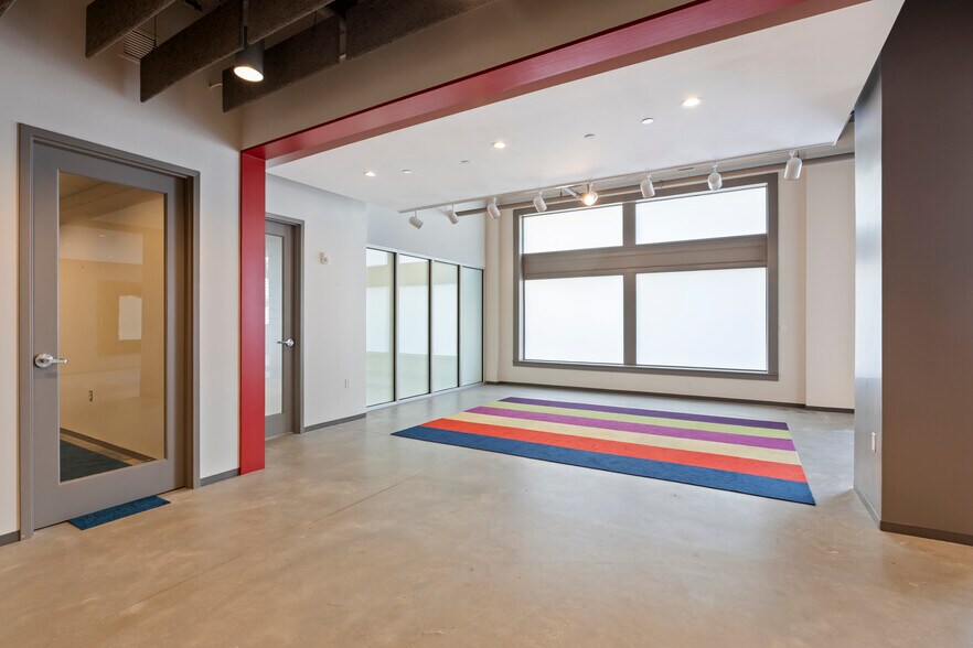 More Photos Of 640 Magazine St, New Orleans Hospitality For Lease