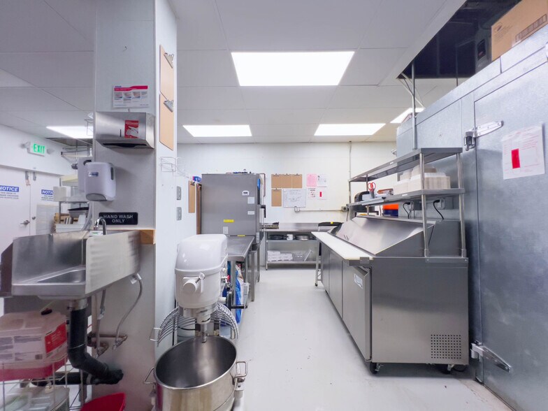 More Photos Of 96 N King St, Honolulu Bar For Lease