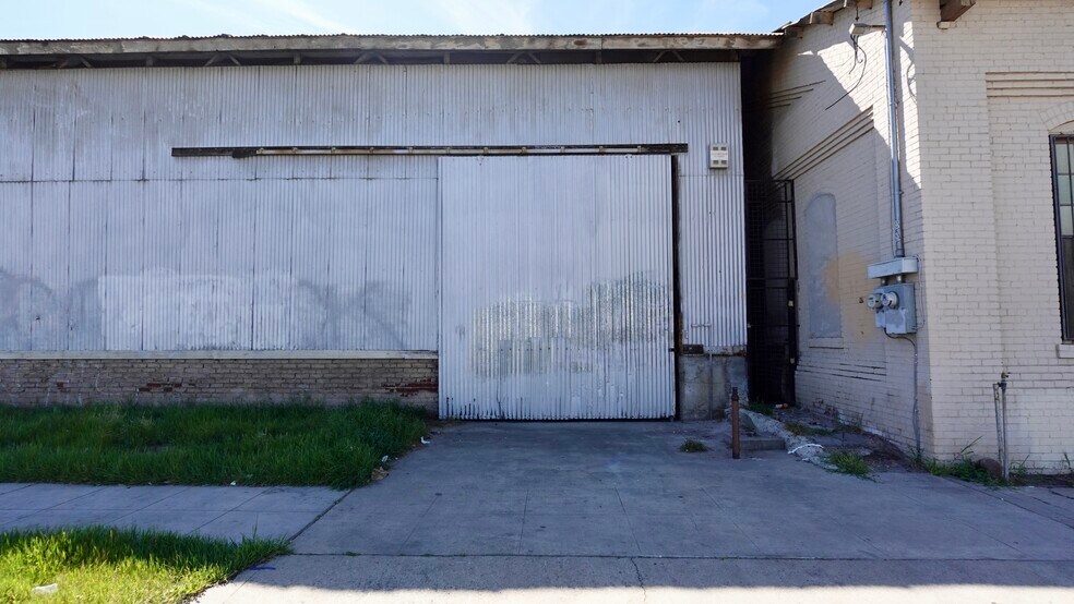 More Photos Of 216 N E St, Madera Warehouse For Sale