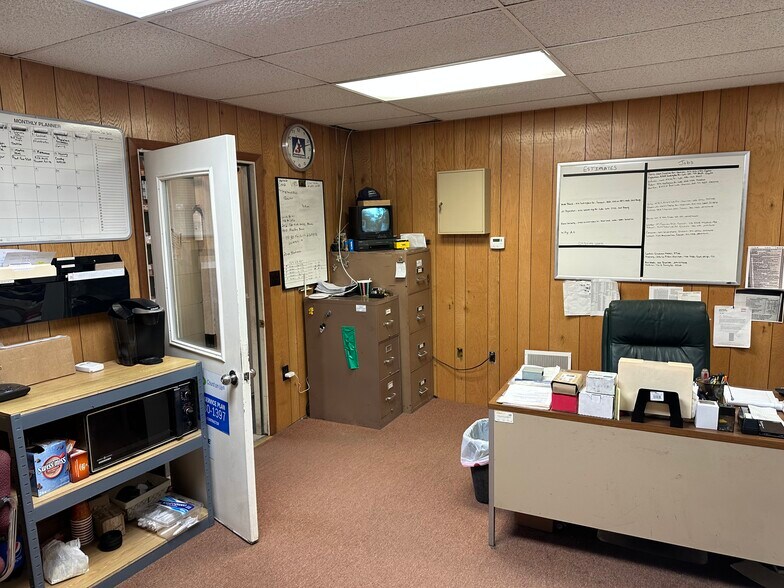 More Photos Of 546 W 5th St, Clare Flex For Sale