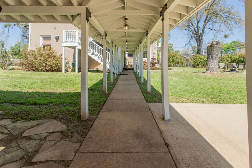 More Photos Of 313 E Charnwood St, Tyler Office For Lease