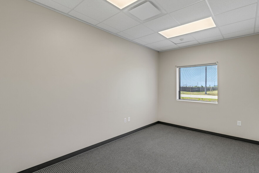 More Photos Of 8110 Parkside Ave, Baytown Warehouse For Sale