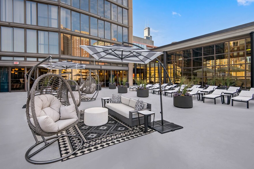 More Photos Of 2 E 8th St, Chicago Apartments For Lease