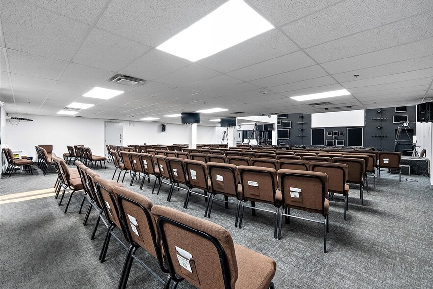 More Photos Of 9241-9249 50th St NW, Edmonton Showroom For Sale