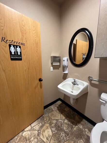 More Photos Of 77 Adcock Dr, Alamosa Healthcare For Sale
