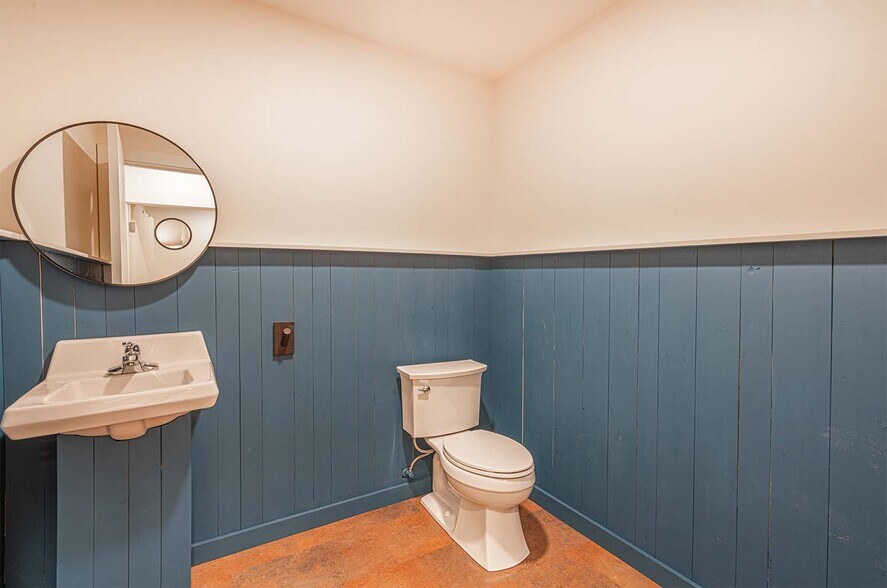 More Photos Of 8911 Lakewood Dr, Windsor Medical For Lease