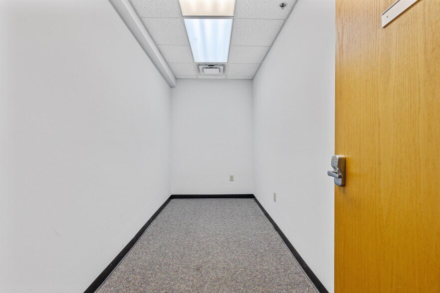 More Photos Of 1832 Midpark Rd, Knoxville Flex For Lease