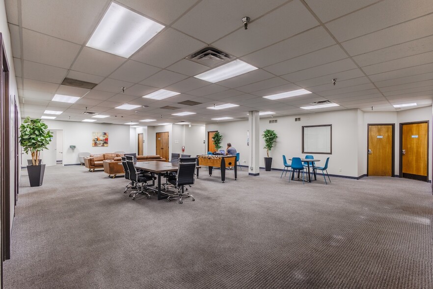 More Photos Of 11410-11420 Mathis Ave, Farmers Branch Distribution For Lease