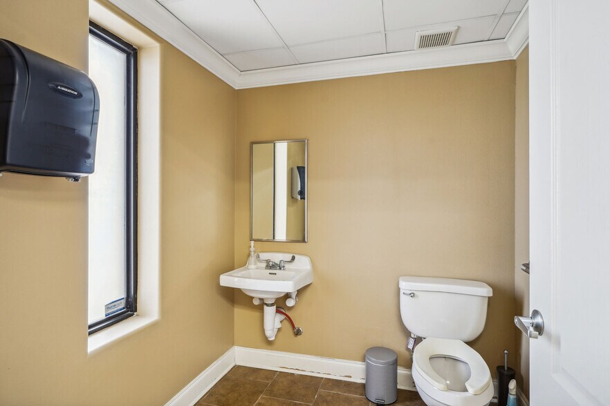 More Photos Of 2501 Florida Ave, Kenner Light Distribution For Sale