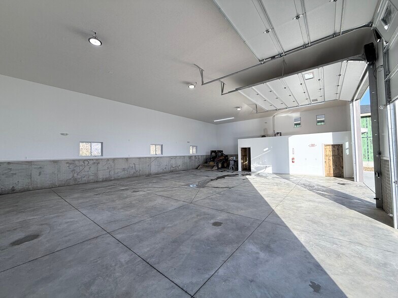 More Photos Of 3504 14th Ave, Council Bluffs Flex For Lease