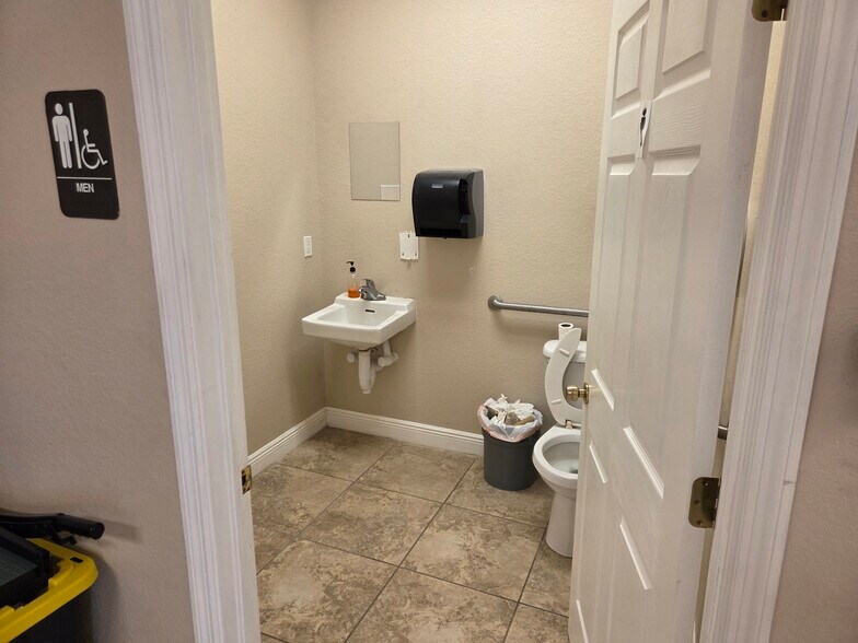 More Photos Of 6391 Corporate Park Cir, Fort Myers Light Distribution For Lease