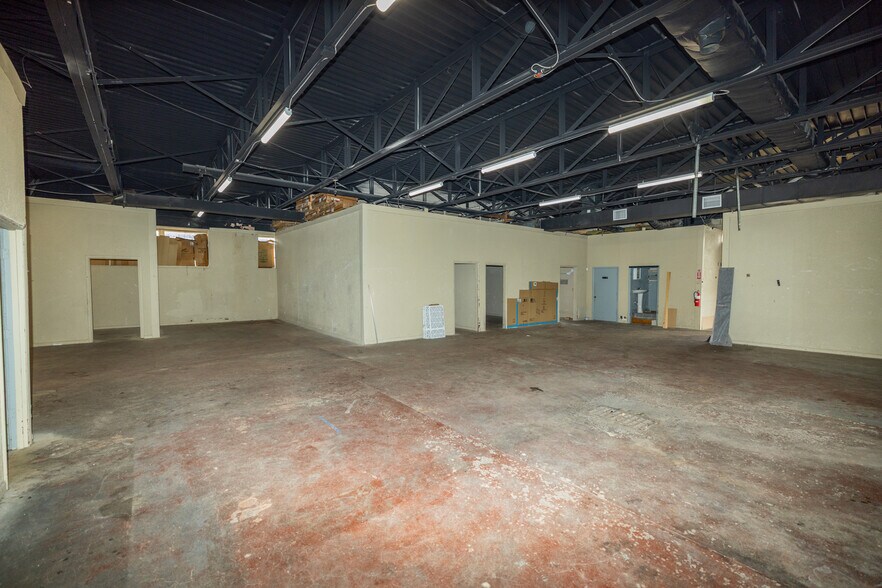 More Photos Of 1016-1020 N 10th St, Kansas City Light Distribution For Sale