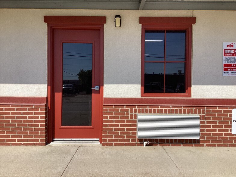 More Photos Of 7410 Boulevard 26, Richland Hills Self Storage For Lease