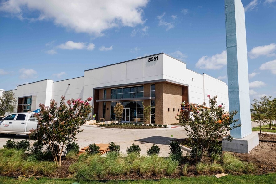 More Photos Of 5551 Windhaven Pky, Lewisville Distribution For Lease