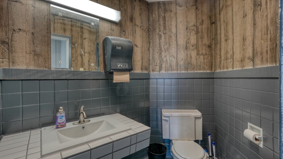 More Photos Of 2325 E Wheeling Ave, Cambridge Office For Lease