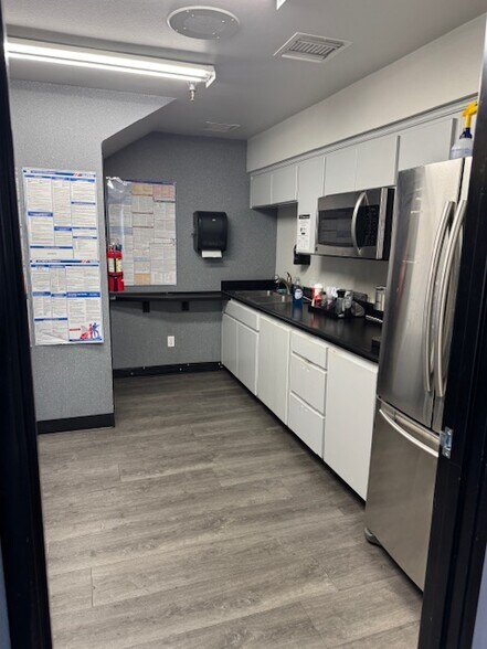 More Photos Of 2906 E Coronado St, Anaheim Warehouse For Lease