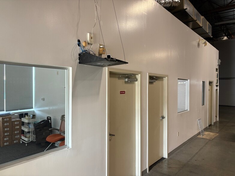 More Photos Of 2420 W Lynx Ln, Orlando Warehouse For Lease