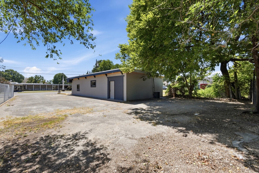More Photos Of 704 W Meadow Ave, Springdale Office For Lease