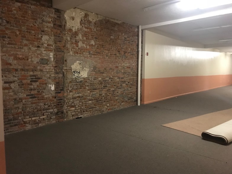 More Photos Of 466 N Salina St, Syracuse Apartments For Lease