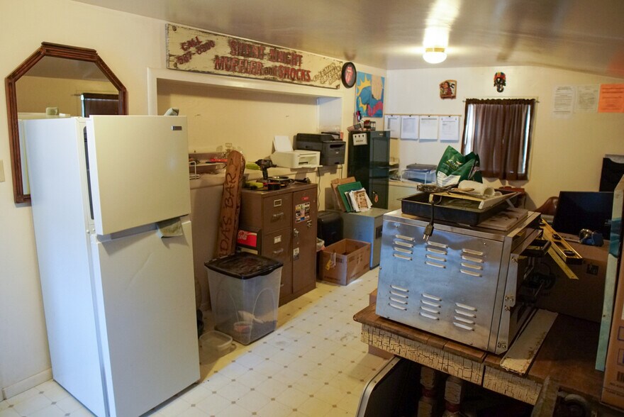 More Photos Of 20 Forest Rd S, Martinsdale Hotel For Sale