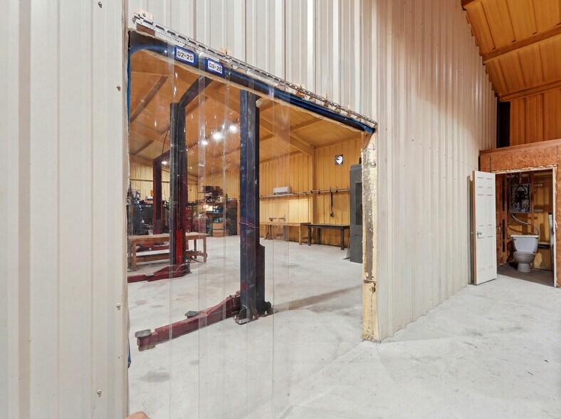 More Photos Of 117 Business Dr W, Kerrville Warehouse For Sale