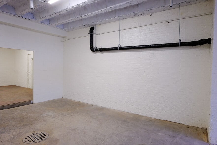 More Photos Of 408 W Main St, Benton Harbor Freestanding For Lease