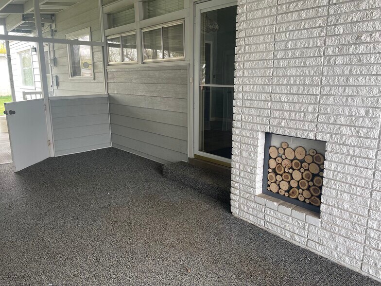 More Photos Of 370 N State St, Shelley Storefront Retail Residential For Lease
