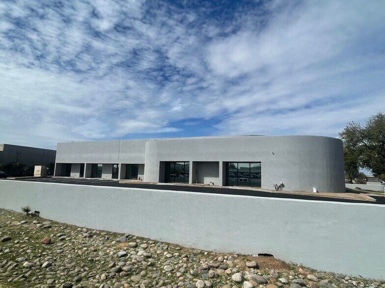 More Photos Of 7882 E Gray Rd, Scottsdale Warehouse For Lease