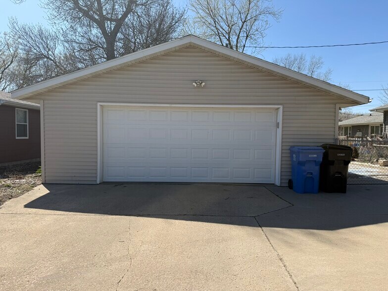 Primary Photo Of 2615 12th st, Sioux Falls Specialty For Lease