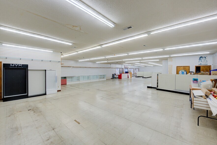 More Photos Of 2105 Decker Blvd, Columbia Freestanding For Sale