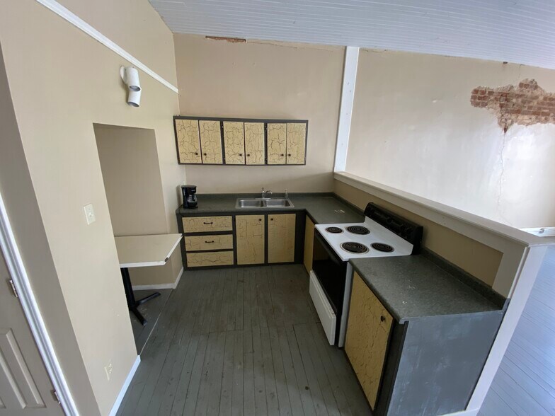 More Photos Of 121 S Henderson St, Rusk Restaurant For Sale