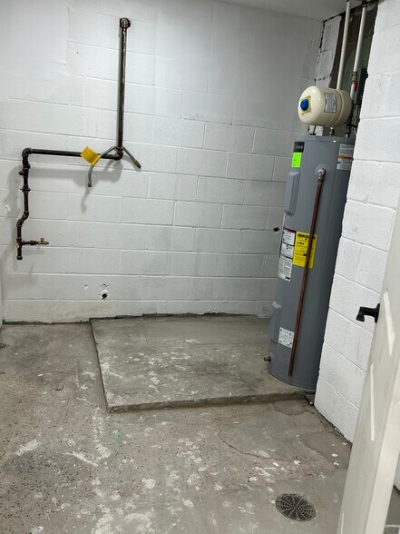 More Photos Of 330 E Oak St, Louisville Office For Sale