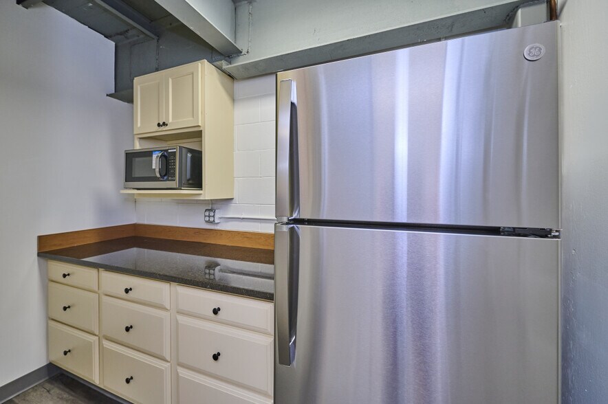 More Photos Of 1 Melvin St, Wakefield Warehouse For Lease