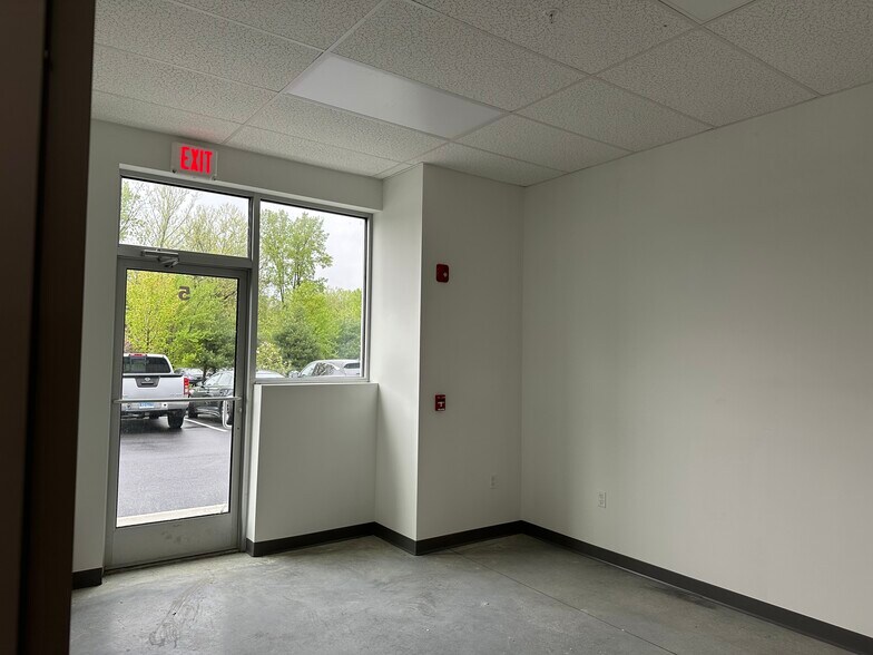 More Photos Of 2 Production Dr, Brookfield Warehouse For Lease