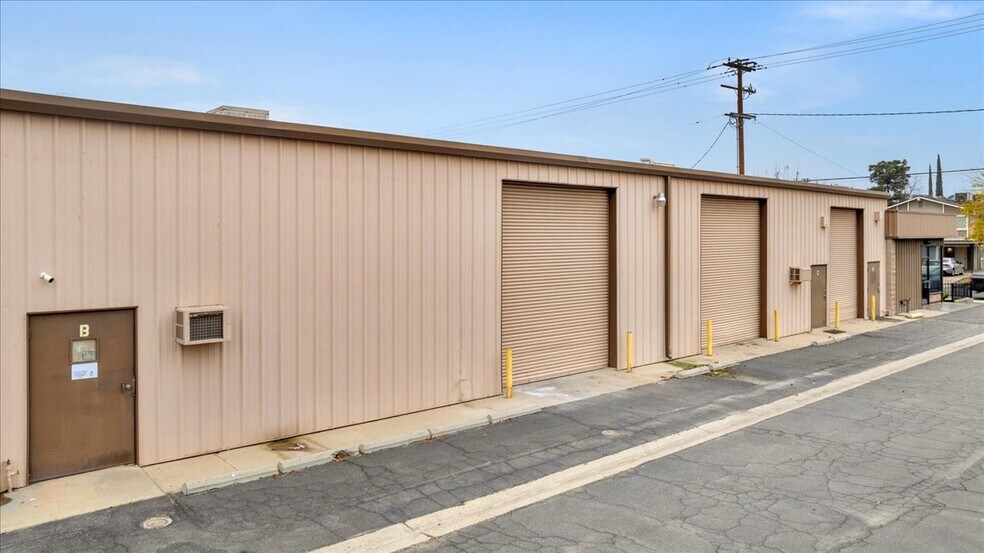 More Photos Of 1027 W Murray Ave, Visalia Service For Sale