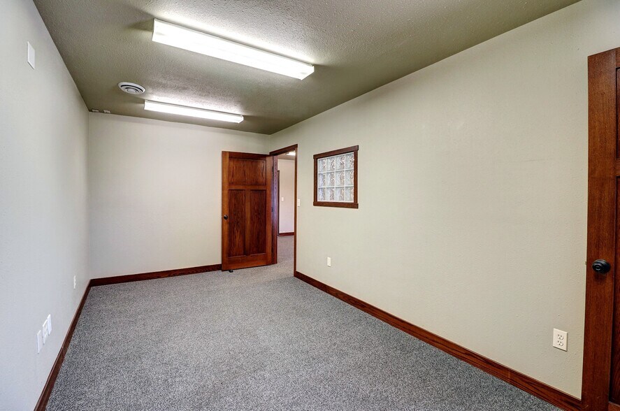 More Photos Of 5402 53rd Ave S, Fargo Auto Repair For Lease