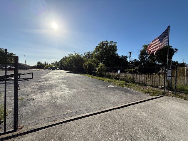More Photos Of 690 N Semoran Blvd, Orlando Auto Dealership For Lease