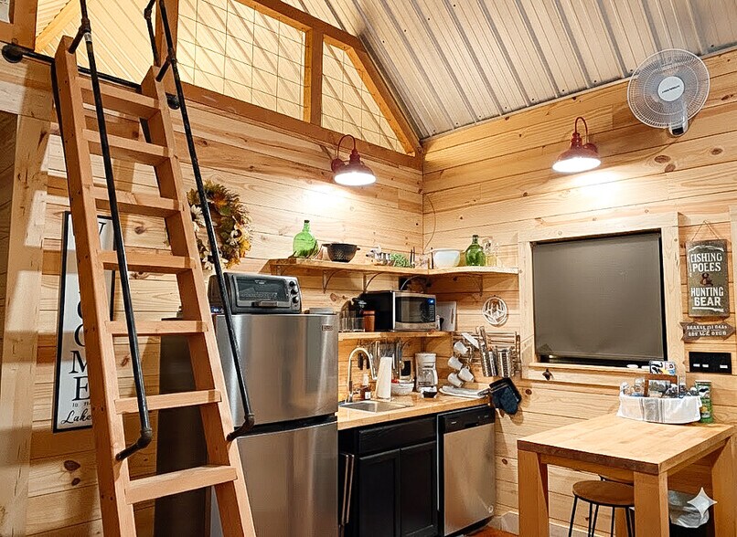 More Photos Of 1136 Arlie Moore Rd, Bismarck Hotel For Sale