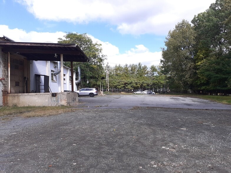 More Photos Of 20 Industrial Pl, Middletown Manufacturing For Lease