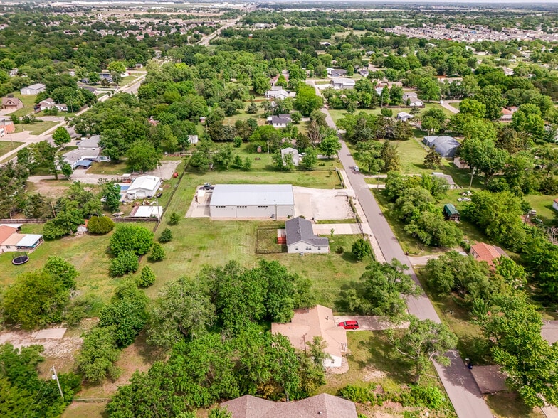 More Photos Of 2325 S Crest St, Wichita Warehouse For Sale