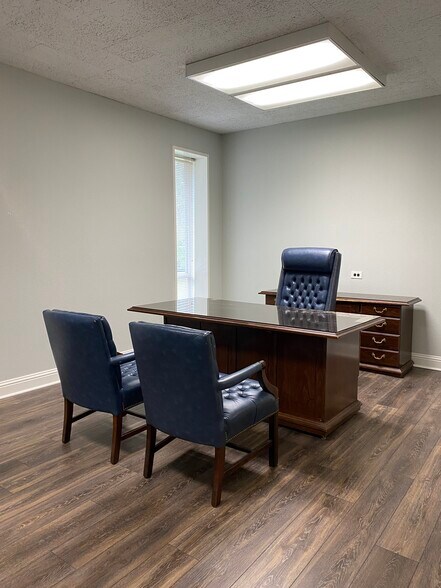 More Photos Of 9400 Village Green Dr, Shreveport Office For Lease