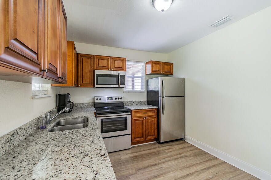 More Photos Of 2706 Stallone Dr, Tampa Office Residential For Lease