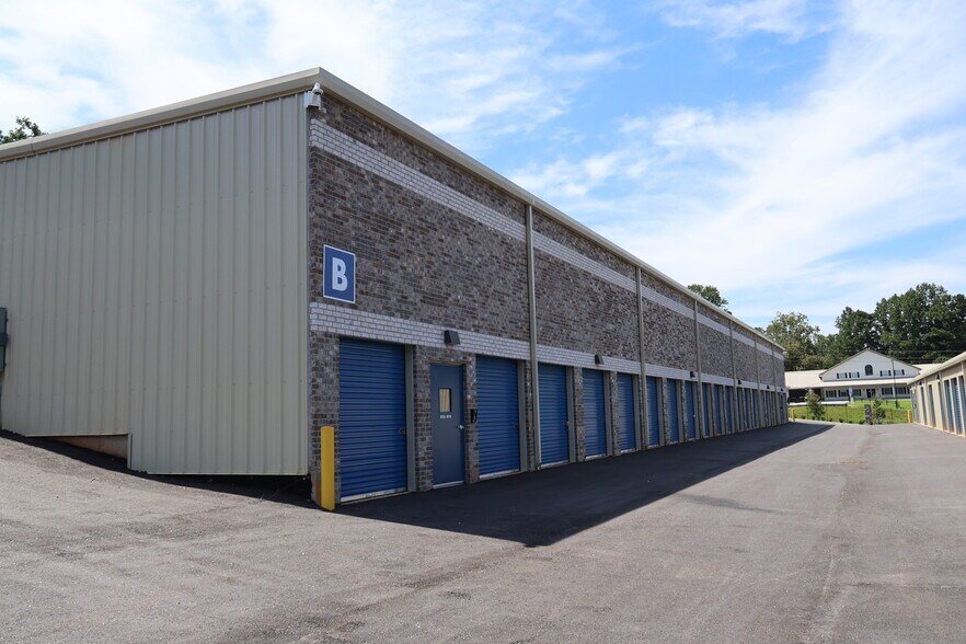 More Photos Of 3625 McEver Rd, Oakwood Self Storage For Sale
