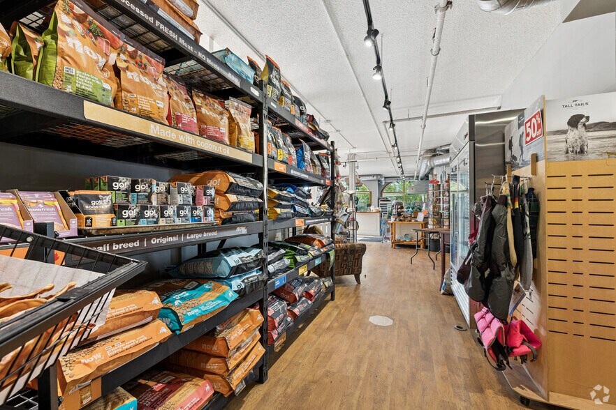 More Photos Of 1001 6 Ave, Canmore Storefront For Lease