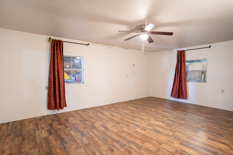 More Photos Of 220 Davenport Blvd, Davenport General Retail For Sale