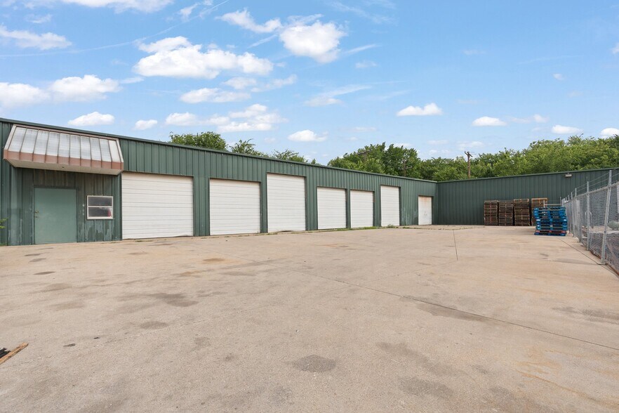 More Photos Of 308 Thomas Pl, Everman Warehouse For Sale