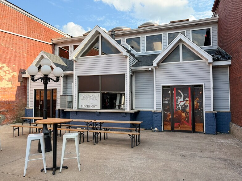 More Photos Of 906 Hampshire St, Quincy Bar For Sale