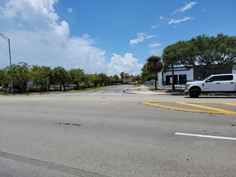 More Photos Of 1299 S Dixie Hwy, Deerfield Beach Showroom For Lease