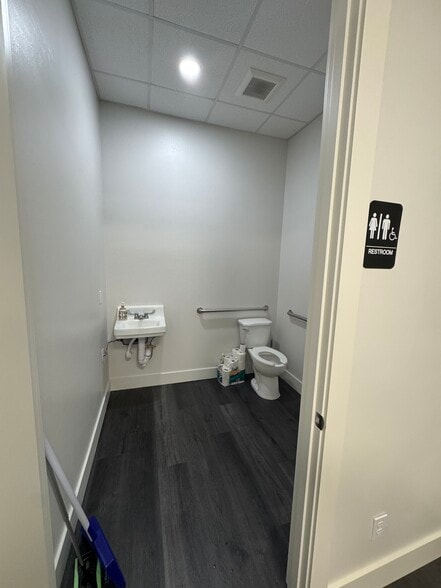 More Photos Of 122 Chiquita S Blvd, Cape Coral Freestanding For Lease